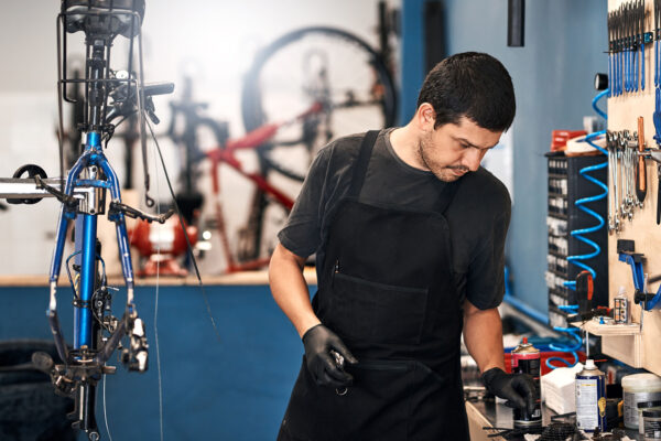 Európa potrebuje do roku 2032 prijať 105-tisíc mechanikov. Bicyklové servisy brzdia nízke mzdy aj odchod skúsených ľudí