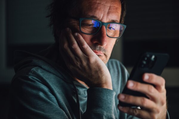 Mobily a sociálne siete nám kradnú schopnosť sústrediť sa. Odborníci vysvetľujú, prečo náš mozog potrebuje aj nudu