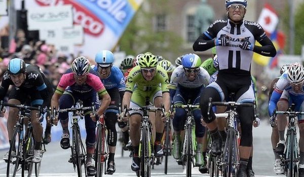 V druhej etape Gira vyhral Kittel, ružový je Matthews