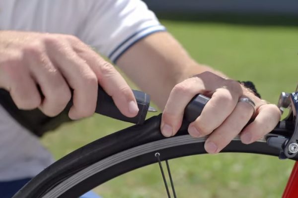 Video: Ako opraviť defekt bez odmontovania kolesa