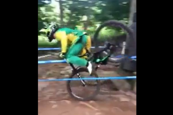 Video: Horibilný crash Troya Brosnana vo Windhame