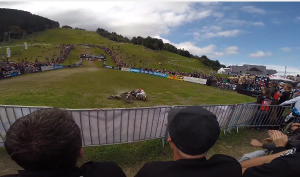 Video: Finálny crash Grega Minnaara v Méribel