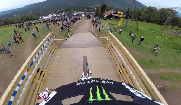 Video: Nezlomiť si nohu v priamom prenose, pravdepodobne je Majstrom sveta!