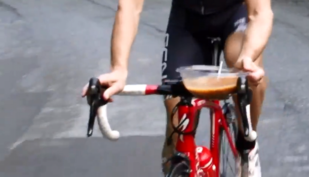 Desať nápojov, ktoré neodporúčame piť počas bicyklovania
