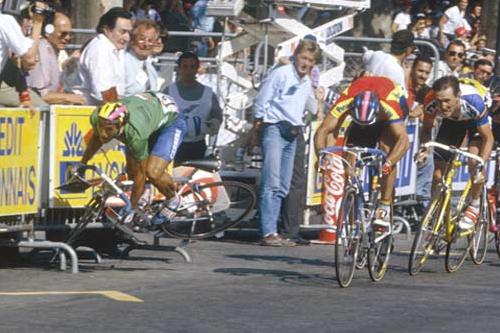 Legendárny pád Džamolidina Abdužaparova v špurte počas poslednej etapy Tour de France 1991. Pozrite sa, čo sa stalo 200 m pred cieľom