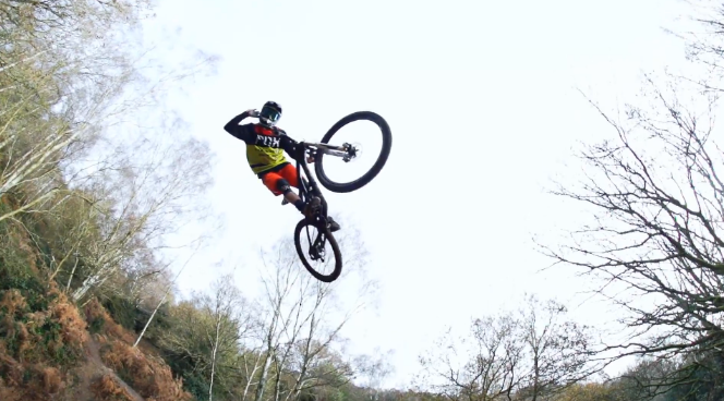 Video: Keď dirt jumper zoberie do ruky enduráčik..