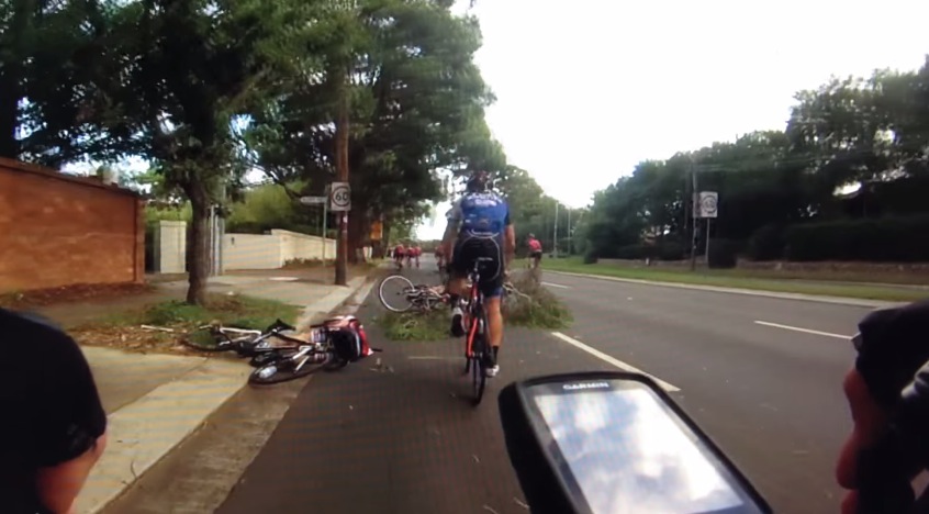 Video: Cyklistov dá za jazdy dole padajúci konár