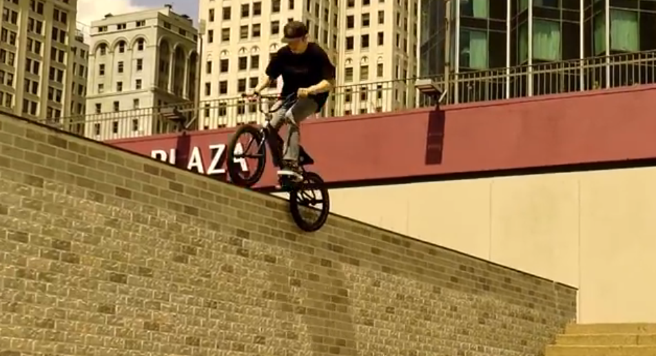 Mikey Tyra zabíja pre ONSOMESHIT/2014