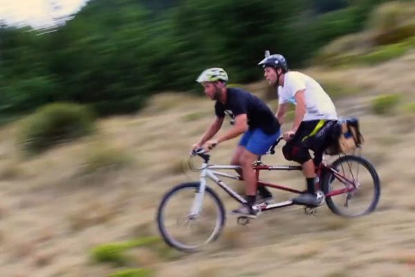 Video: Tandæmonium – tandembike, vreskot, stratené predné zuby, nájdené predné zuby