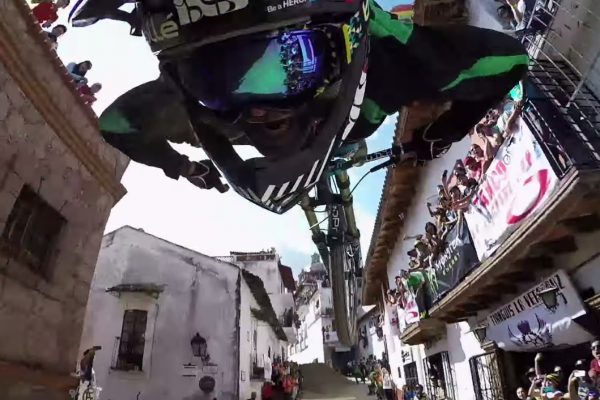 Video: Chris Van Dine a backflip na city downhille na druhý pokus