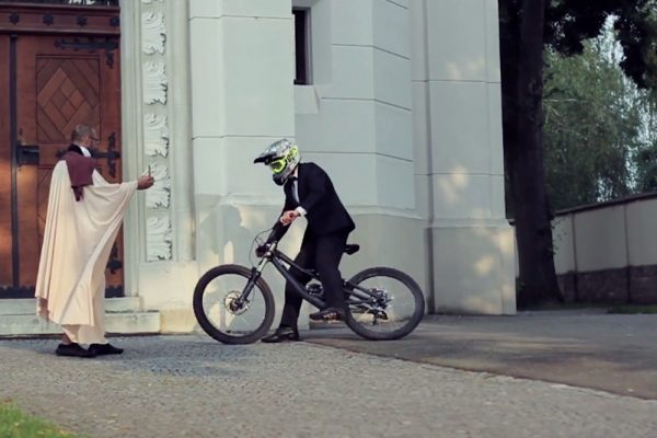 Video: Toto nie je vaše tradičné video zo svadby. Radomil Staněk sa oženil v štýle.