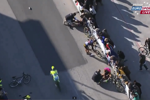 Pád v závere druhej etapy Tirreno Adriatico. Sagan sa pádu vyhol