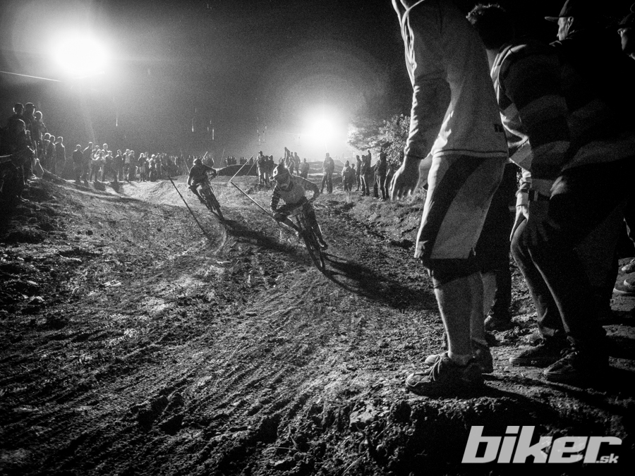 Nočný Dual Slalom na BikeFeste 2015 – blatový motokros ako sa patrí