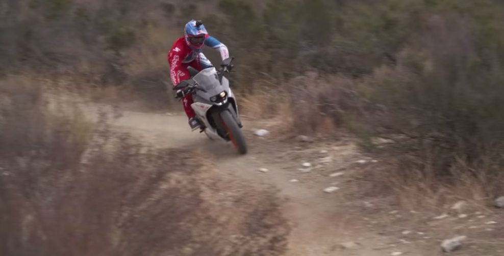 Aaron Gwin to bez reťaze vie aj na motorke