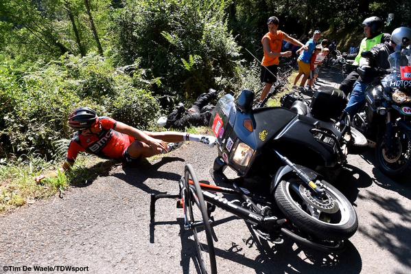 Cyklista útočil na víťazstvo, zrazila ho motorka s kameramanom