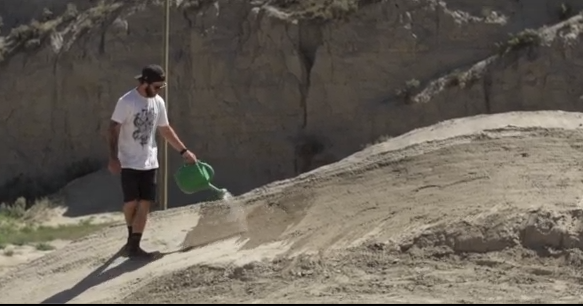 Graham Agassiz mimo bajkovú tému..