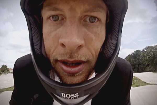 Video: F1 superstar Jenson Button nakladá na BMX