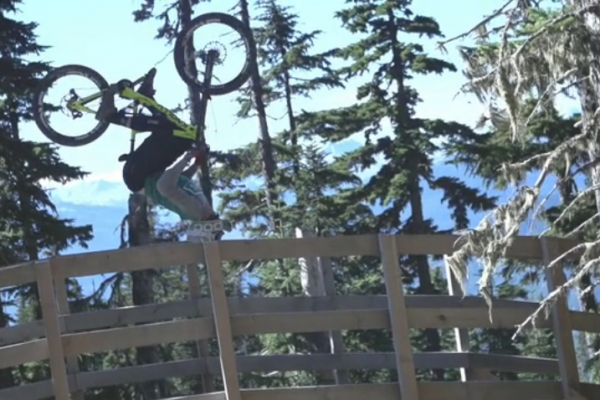 Conor Macfarlane sa bol previesť vo Whistlerskom bike parku