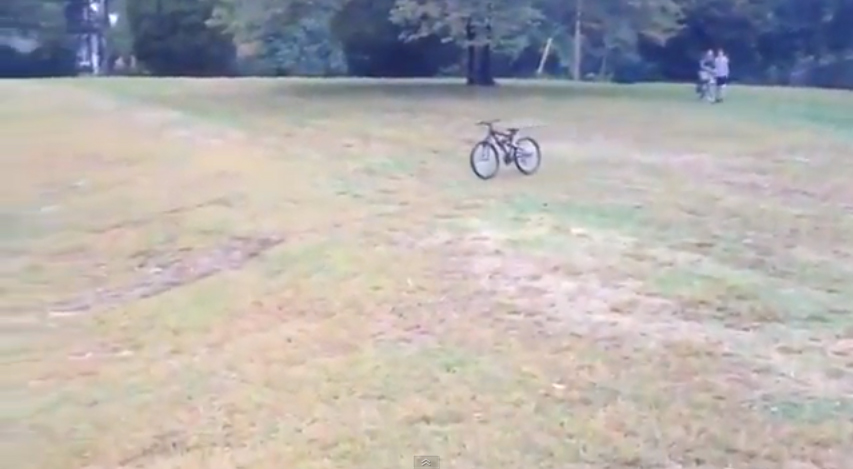 Bicykel, čo sa zaparkuje sám aj s barspinom