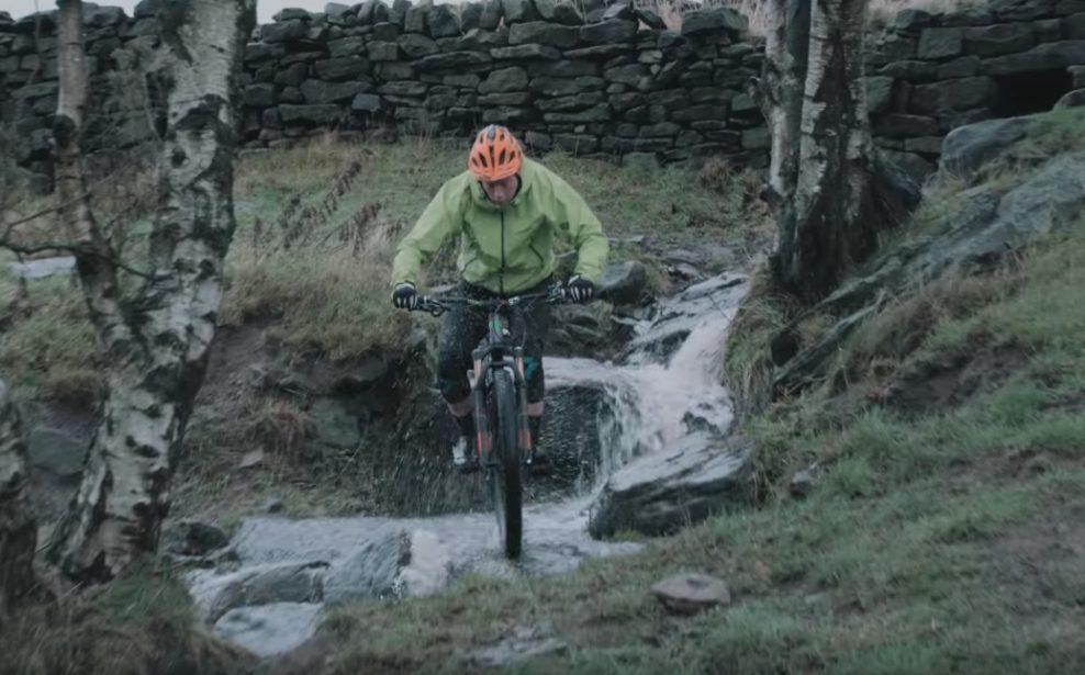 Chris Akrigg jazdí korytom potoka vo svojom najnovšom edite