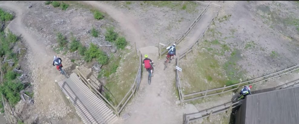 Perfektné waleské traily natočené z dronu