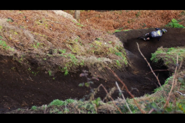 Rémi Thirion dominuje na tmavej hline pobrežného Španielska