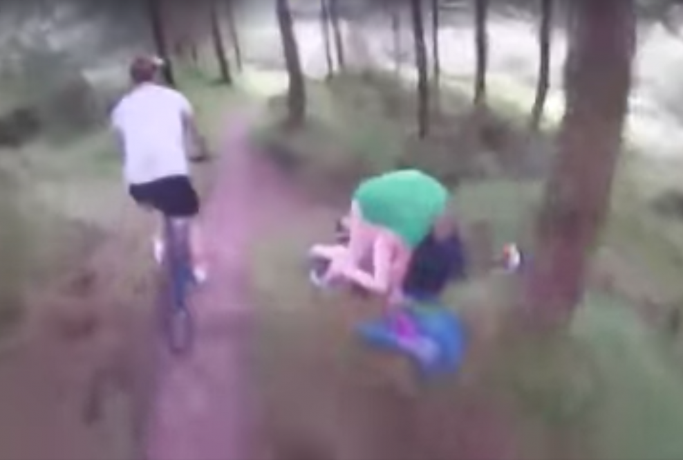 Párik sa páril v lese, až kým ich nevymáklo pár bikerov