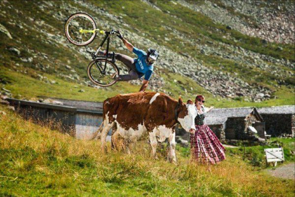 Video: Cow Handplant na Nine Knights 2012