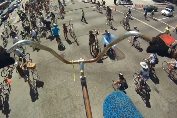 Video: Počkaj, mám vysoko sedlo – jazda na 4,5 metrovom biku ulicami LA