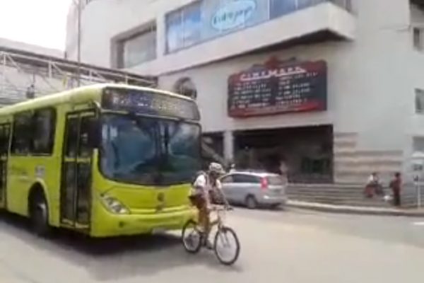 Video: 14-tonový argument: Autobus vs. bicykel