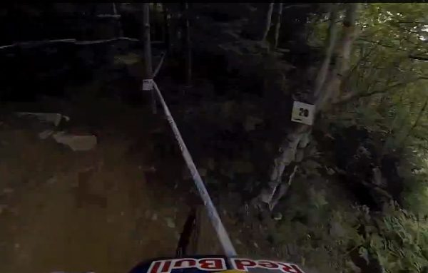 Video: Crash Gee Athertona na sveťáku v MSA