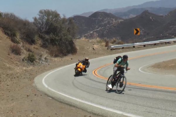 Video: 80km/h, motor v oboch kolesách, a preteky s motorkami