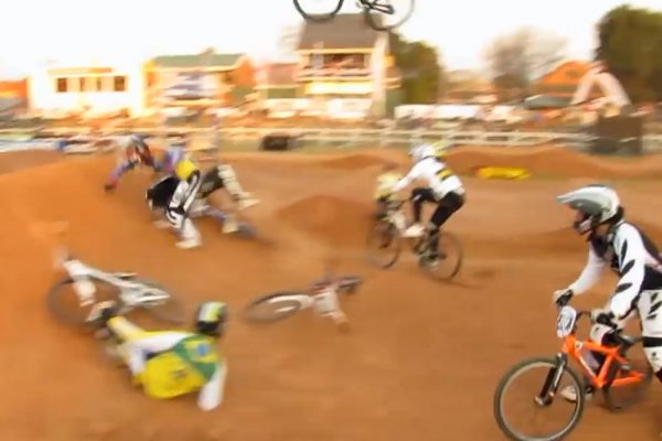 Video: Už len 6 životov! Masívny crash bikrosárov po ktorom sa všetci postavia ako mačky