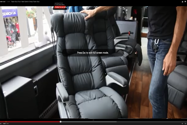Ako doma v obývačke- tímový autobus Garmin Sharp