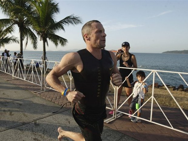 Veľký návrat Lancea Armstronga. Súboj jeden na jedného. Box? Nie, triatlon!